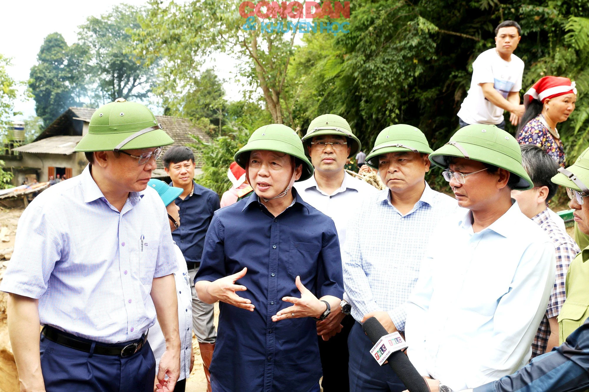 Phó Thủ tướng Trần Hồng Hà kiểm tra thực địa và thăm hỏi đồng bào vùng bị lũ ống ở Sa Pa - Ảnh 1.