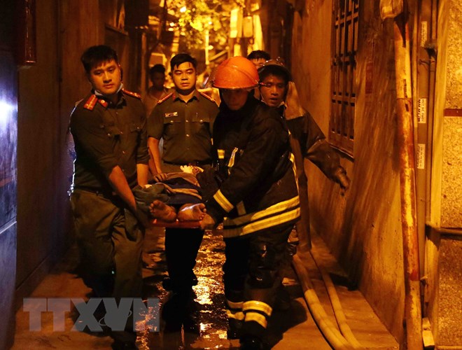 Cháy lớn tại chung cư mini ở Hà Nội khiều người mắc kẹt và tử vong - Ảnh 2.