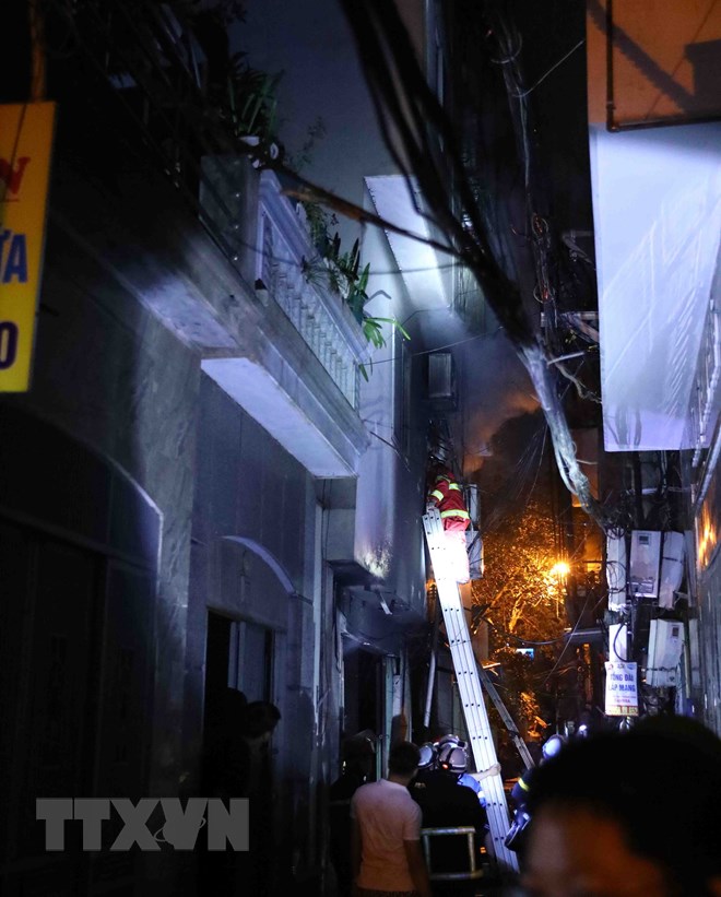 Cháy lớn tại chung cư mini ở Hà Nội khiều người mắc kẹt và tử vong - Ảnh 3.
