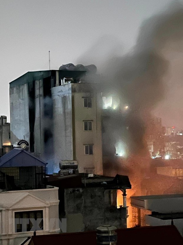 Cháy lớn tại chung cư mini ở Hà Nội khiều người mắc kẹt và tử vong - Ảnh 1.