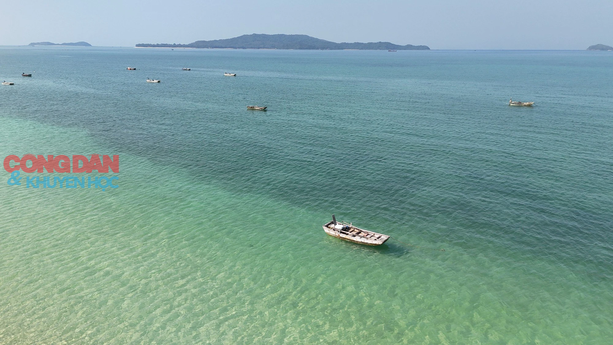 Quảng Ninh: Chiêm ngưỡng Cô Tô, hòn đảo xa bờ đẹp mê đắm trong nắng thu - Ảnh 4.