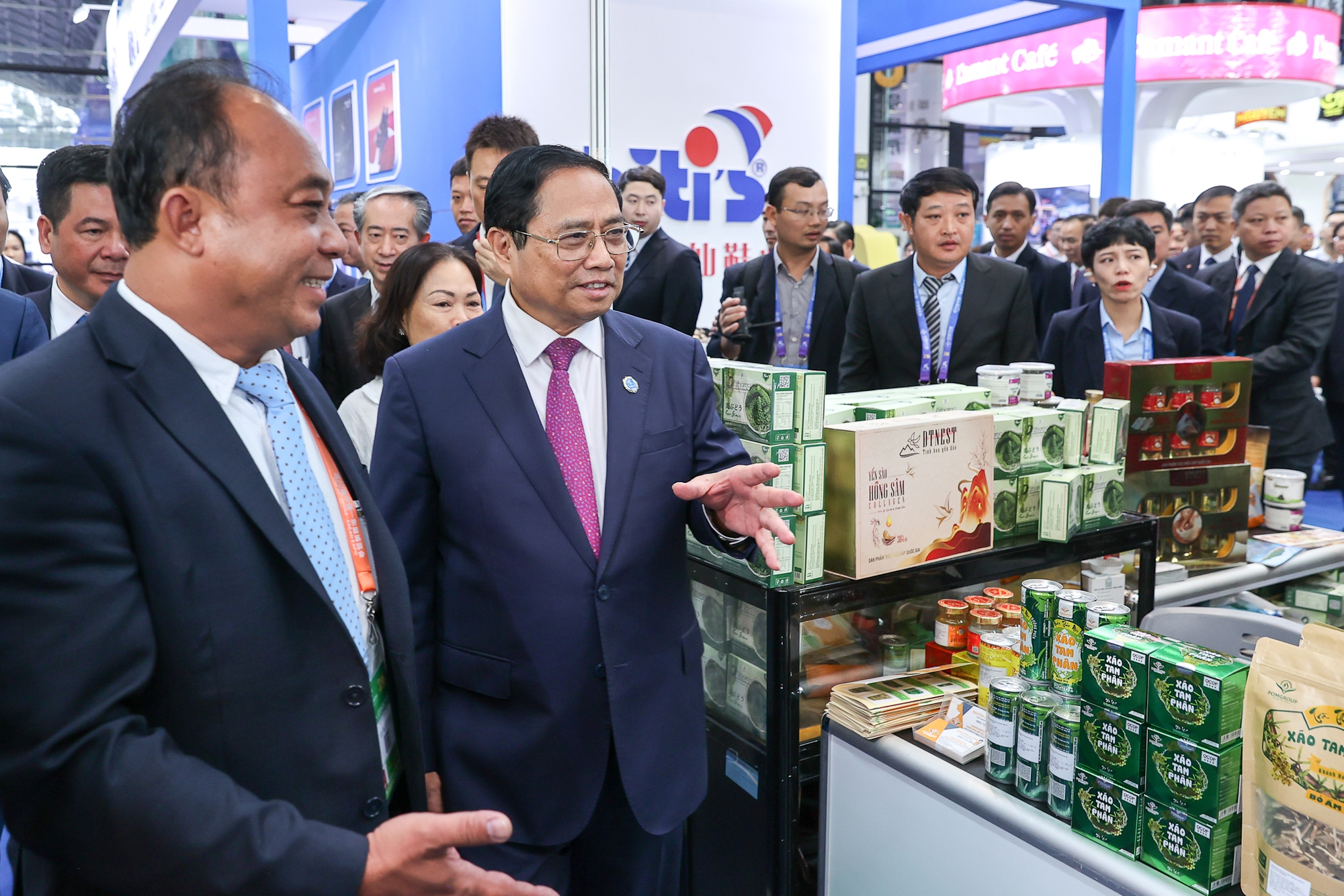 Thủ tướng Phạm Minh Chính: Mong muốn Việt Nam trở thành điểm trung chuyển hàng hóa giữa ASEAN và Trung Quốc - Ảnh 4.