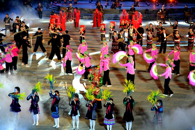 Hàng chục nghìn du khách tham dự khai mạc Tuần Văn hóa - Du lịch Sa Pa 2023 - Ảnh 1.
