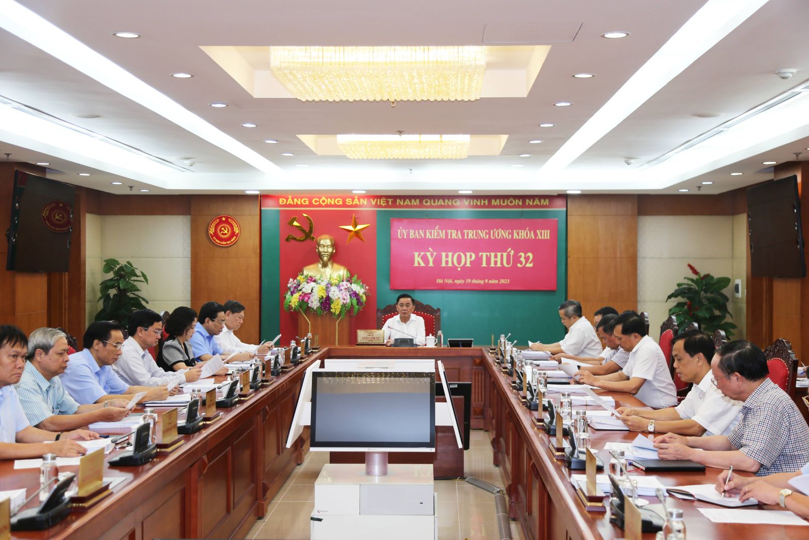 Ủy ban Kiểm tra Trung ương đề nghị Bộ Chính trị, Ban Bí thư thi hành kỷ luật một loạt lãnh đạo tỉnh Quảng Ninh - Ảnh 1.