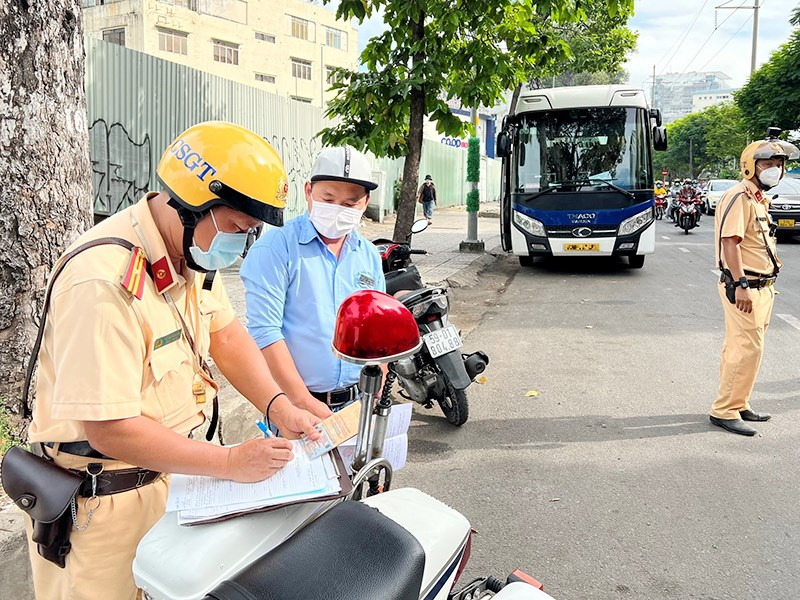 Giấy tờ bắt buộc phải có của người điều khiển xe máy khi Cảnh sát giao thông kiểm tra - Ảnh 1.
