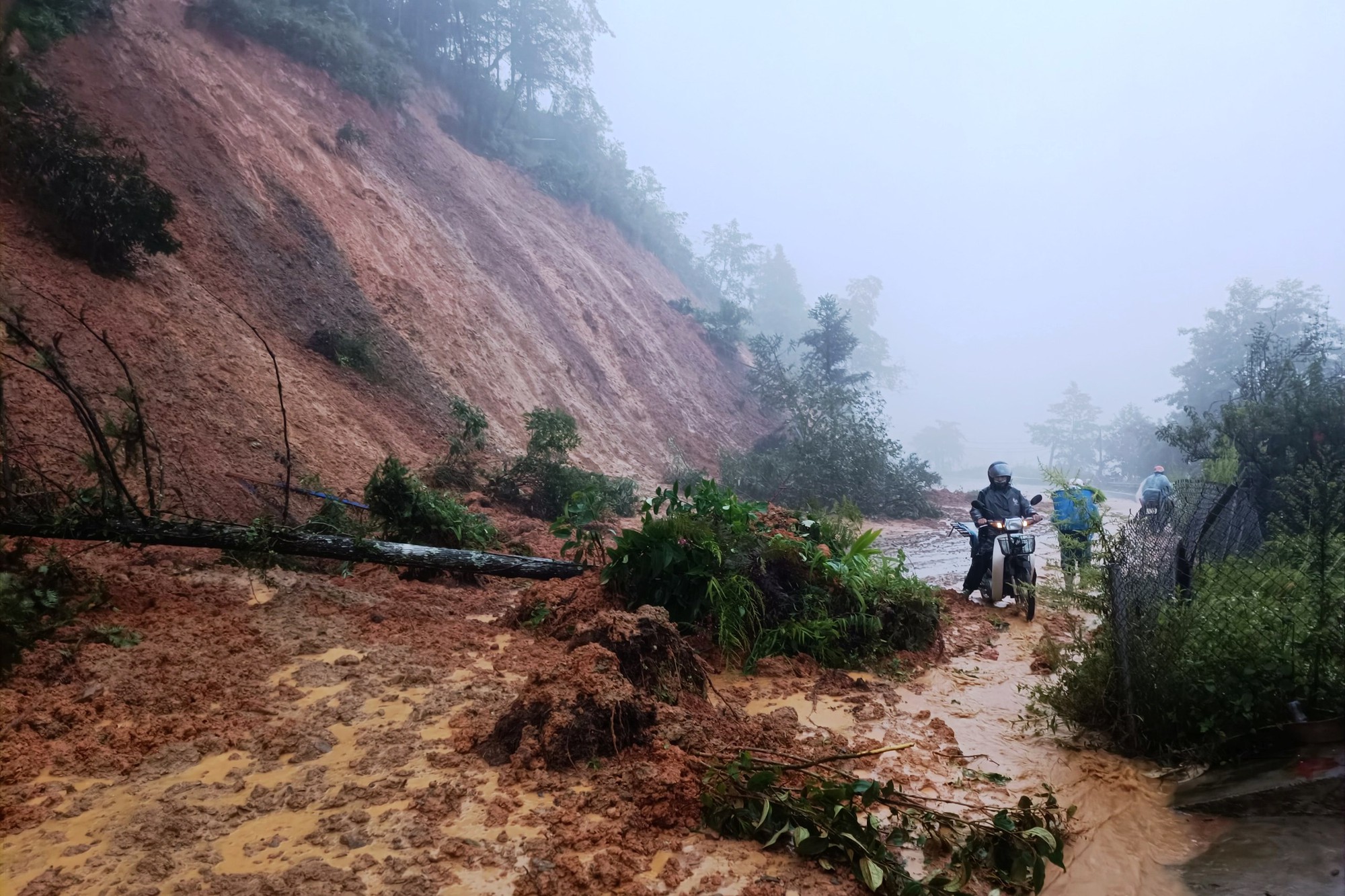 Lào Cai mưa lớn, sạt lở gây tắc đường ở Sa Pa