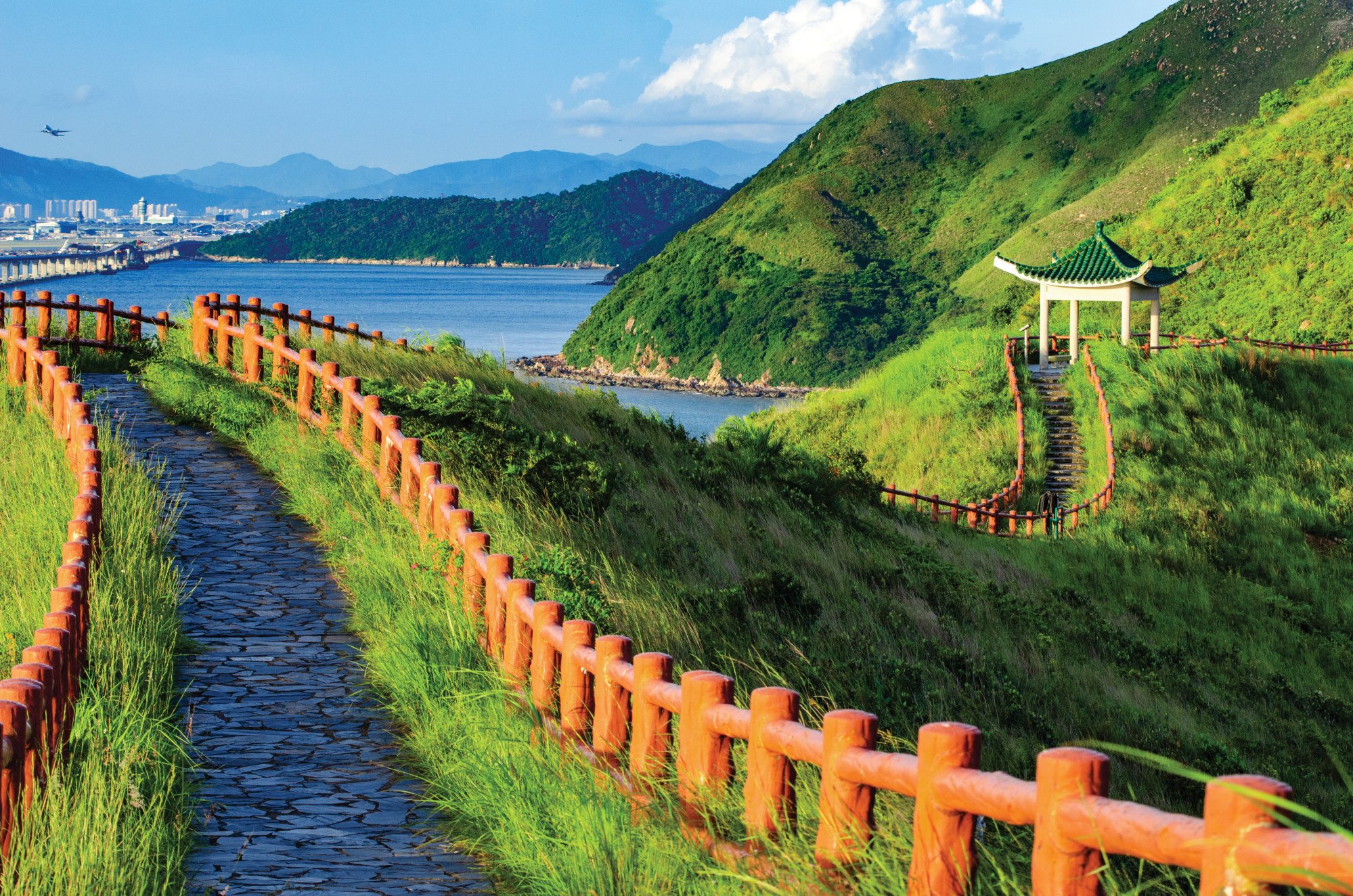 Thăm làng chài cổ và chiêm ngưỡng khung cảnh hoàng hôn ngoạn mục ở đảo  Lantau, Hồng Kông