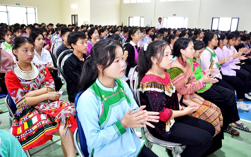 Bí thư Tỉnh ủy Lào Cai dự lễ khai giảng cùng thầy trò trường dân tộc nội trú - Ảnh 6.
