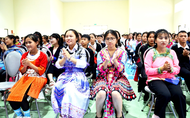 Bí thư Tỉnh ủy Lào Cai dự lễ khai giảng cùng thầy trò trường dân tộc nội trú - Ảnh 7.