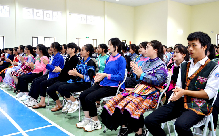 Bí thư Tỉnh ủy Lào Cai dự lễ khai giảng cùng thầy trò trường dân tộc nội trú - Ảnh 8.