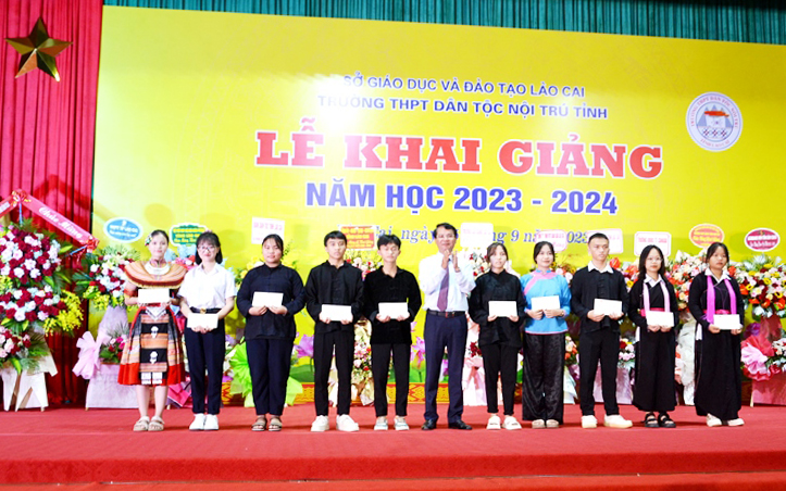 Bí thư Tỉnh ủy Lào Cai dự lễ khai giảng cùng thầy trò trường dân tộc nội trú - Ảnh 4.