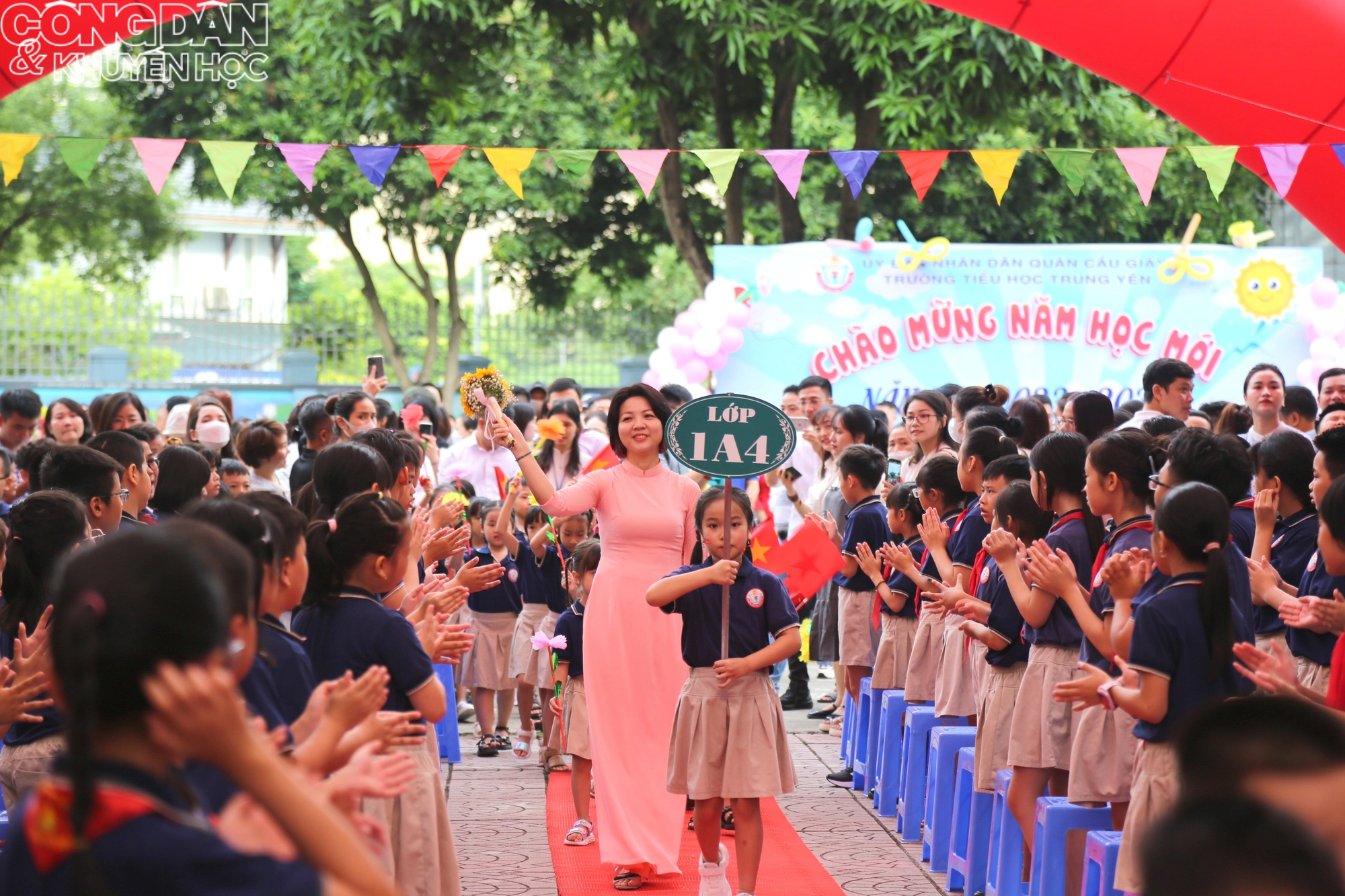 Gần 2,3 triệu học sinh Hà Nội đón khai giảng năm học mới  - Ảnh 1.