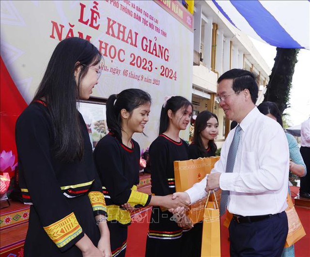 Chủ tịch nước Võ Văn Thưởng trao quà ủng hộ Quỹ khuyến học Trường Phổ thông dân tộc nội trú tỉnh Gia Lai - Ảnh 1.