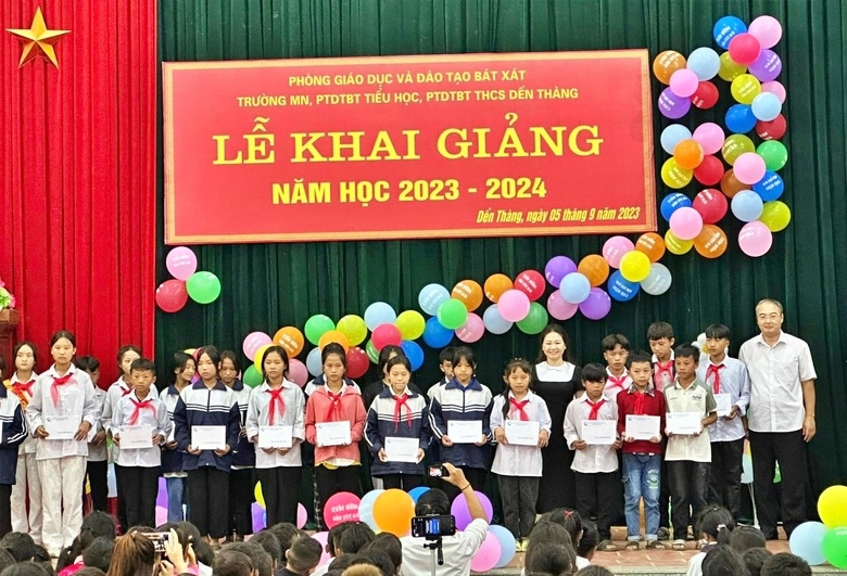 Lào Cai: Hỗ trợ học bổng cho 60 em học sinh có hoàn cảnh khó khăn xã vùng cao Dền Thàng vào năm học mới - Ảnh 1.
