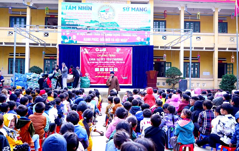 Lào Cai: "Chia sẻ Tết yêu thương” cho học sinh và hộ nghèo ở xã vùng cao, biên giới Mường Khương- Ảnh 2.
