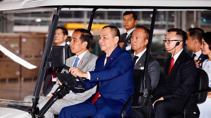 Ông Phạm Nhật Vượng lái xe đưa Tổng thống Indonesia thăm nhà máy VinFast- Ảnh 1.