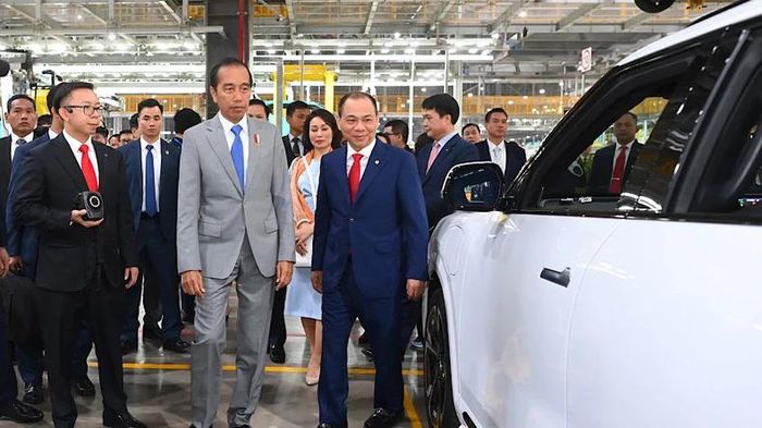 Ông Phạm Nhật Vượng lái xe đưa Tổng thống Indonesia thăm nhà máy VinFast- Ảnh 4.
