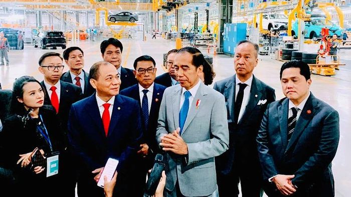 Ông Phạm Nhật Vượng lái xe đưa Tổng thống Indonesia thăm nhà máy VinFast- Ảnh 3.