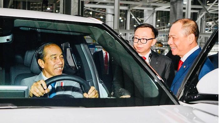 Ông Phạm Nhật Vượng lái xe đưa Tổng thống Indonesia thăm nhà máy VinFast- Ảnh 2.