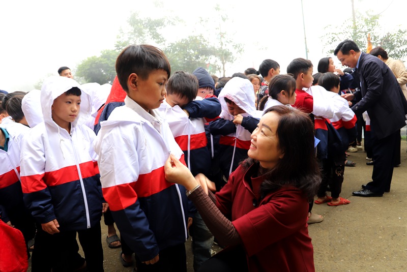 Hội đồng nhân dân tỉnh Lào Cai trao hơn 1.500 áo ấm cho học sinh bán trú ở huyện biên giới Bát Xát- Ảnh 2.