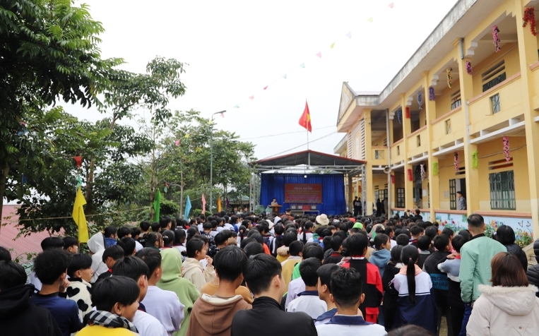 Hội đồng nhân dân tỉnh Lào Cai trao hơn 1.500 áo ấm cho học sinh bán trú ở huyện biên giới Bát Xát- Ảnh 1.