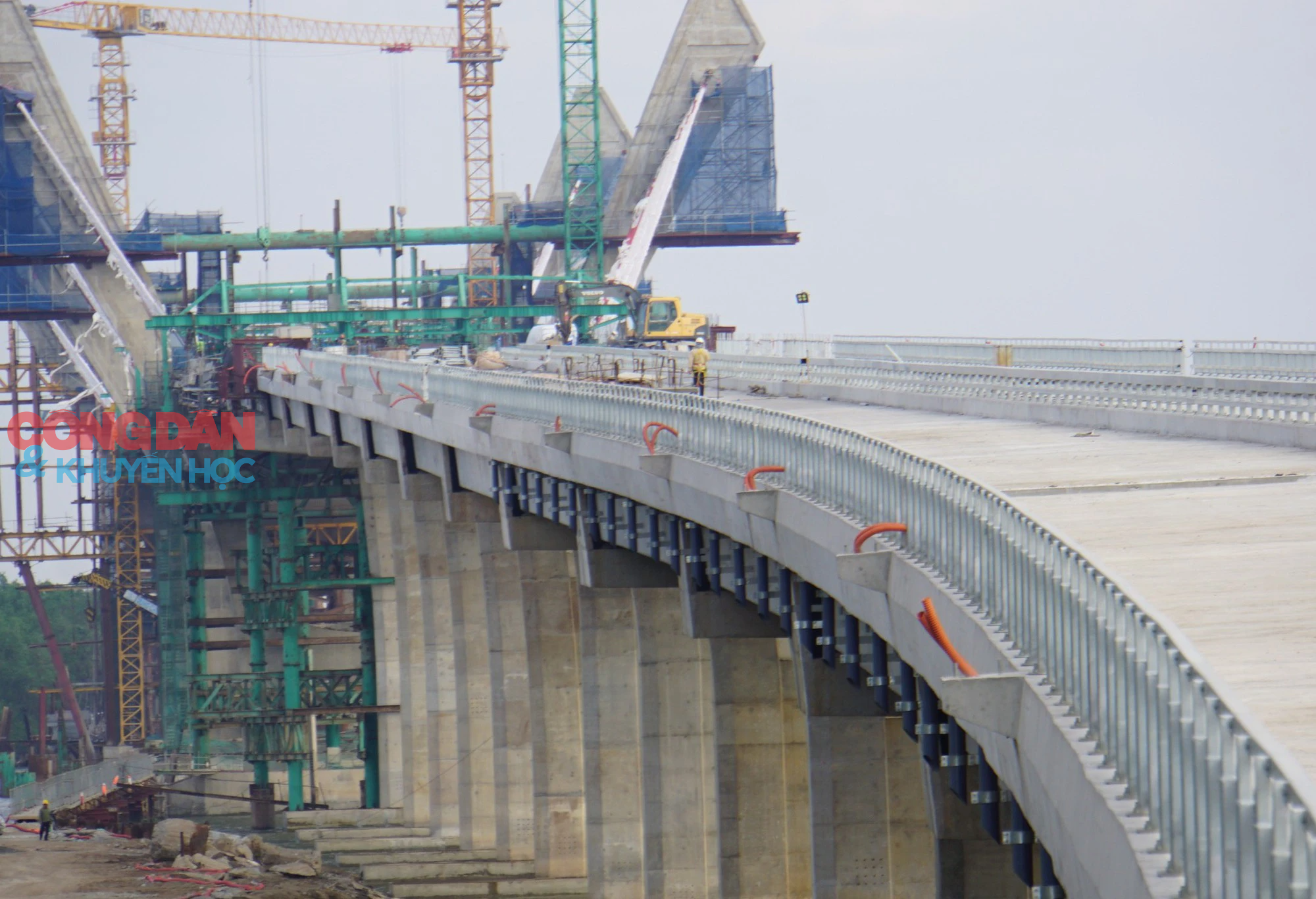 Công nhân hối hả thi công cây cầu nghìn tỉ Bến Rừng nối Hải Phòng với Quảng Ninh- Ảnh 2.