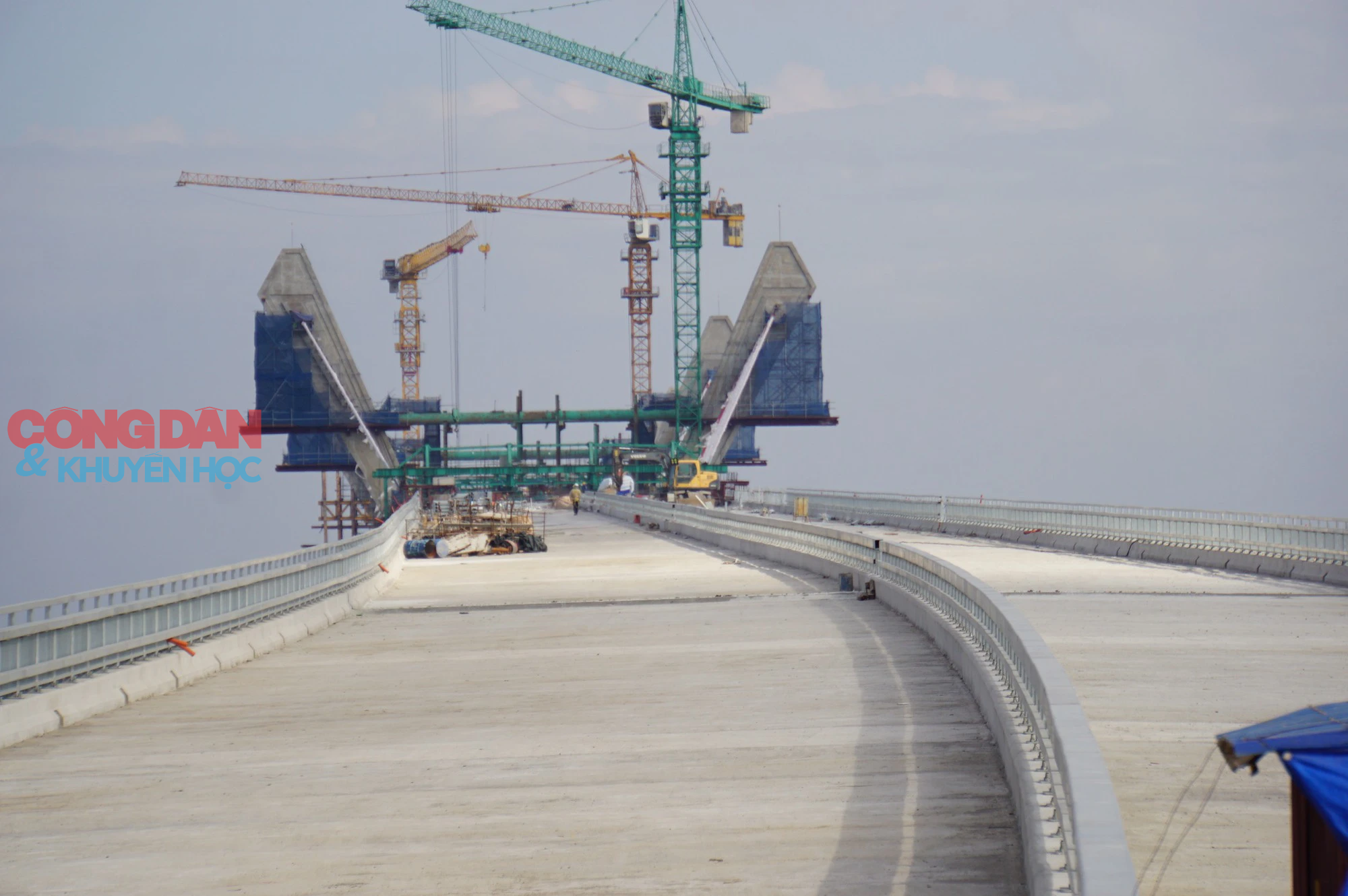 Công nhân hối hả thi công cây cầu nghìn tỉ Bến Rừng nối Hải Phòng với Quảng Ninh- Ảnh 8.