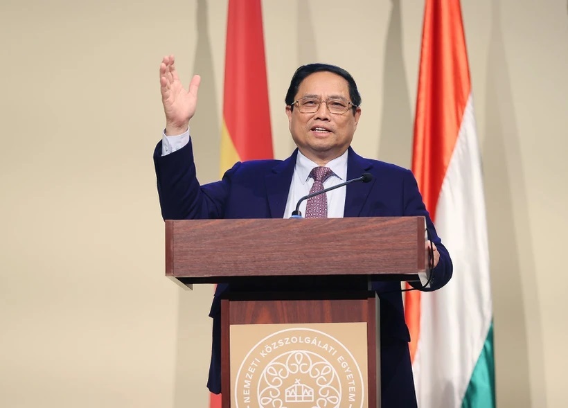 Thủ tướng Phạm Minh Chính phát biểu về chính sách tại Đại học Hành chính công Quốc gia Hungary- Ảnh 2.
