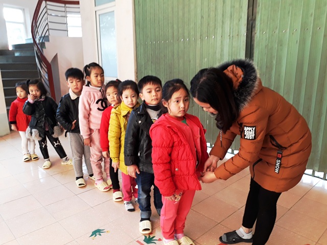 Lào Cai cho hơn 11.000 học sinh tạm nghỉ học để tránh rét hại- Ảnh 2.