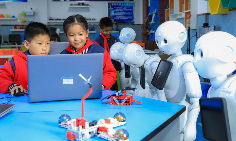 Học sinh Trung Quốc được học về AI từ cấp tiểu học và trung học- Ảnh 1.