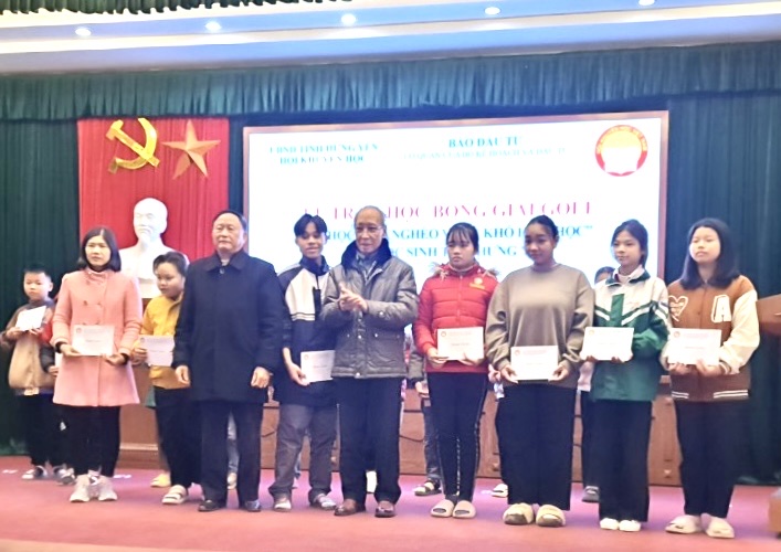 Quỹ Khuyến học Việt Nam trao 50 suất học bổng tặng học sinh vượt khó tại tỉnh Hưng Yên- Ảnh 1.