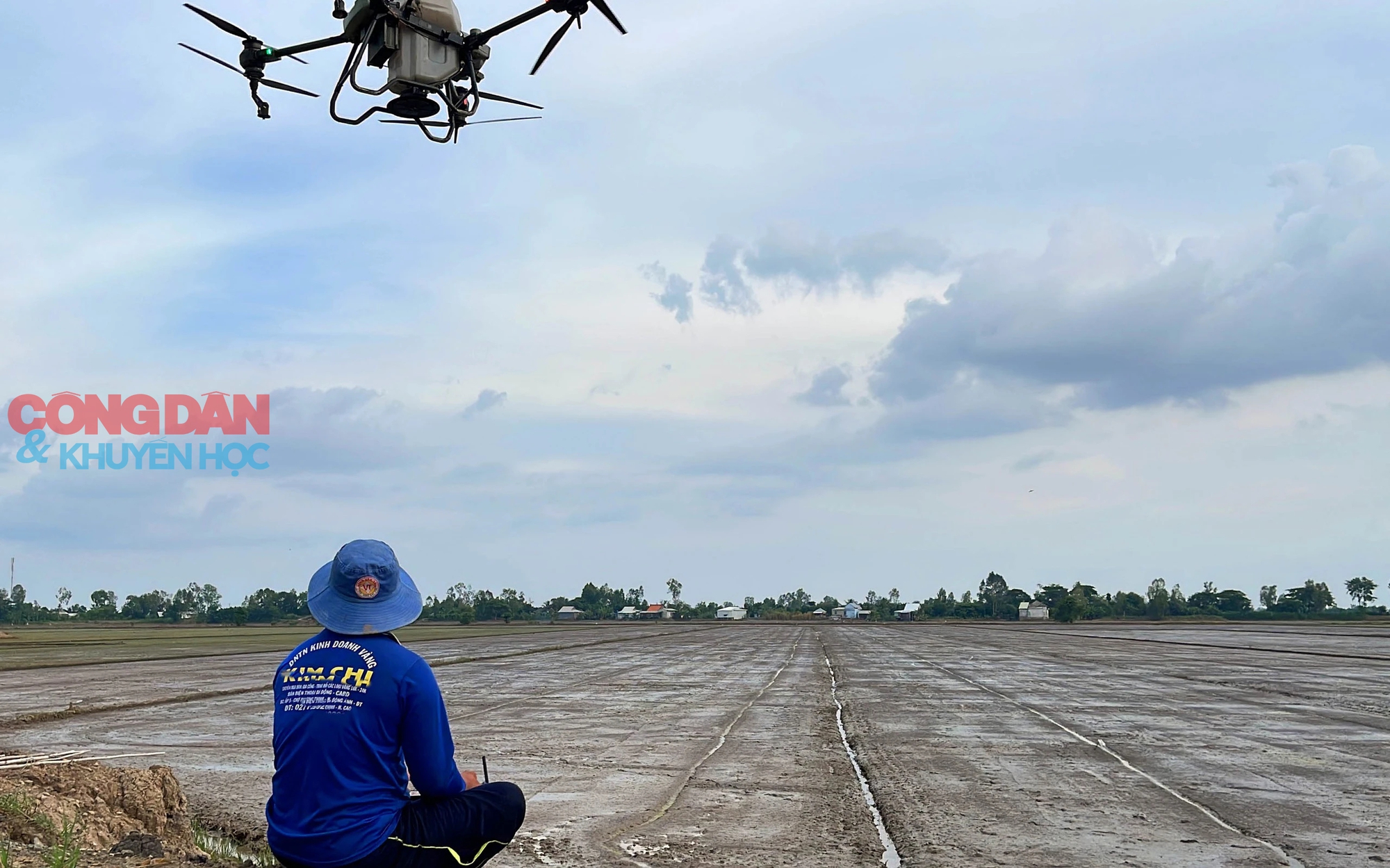 Xem nông dân trình diễn drone điệu nghệ trên cánh đồng- Ảnh 1.