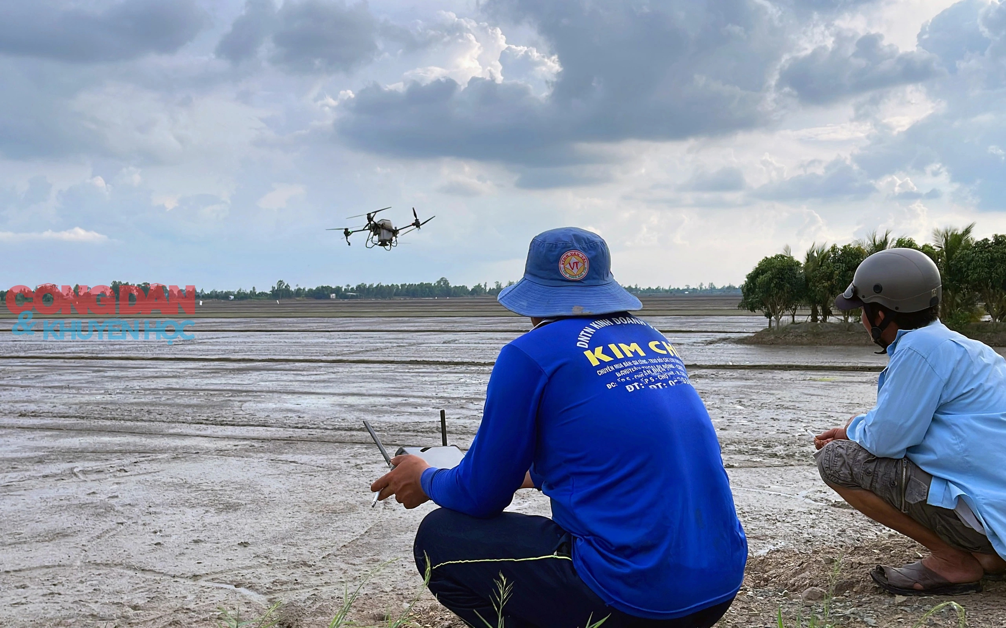 Xem nông dân trình diễn drone điệu nghệ trên cánh đồng- Ảnh 7.