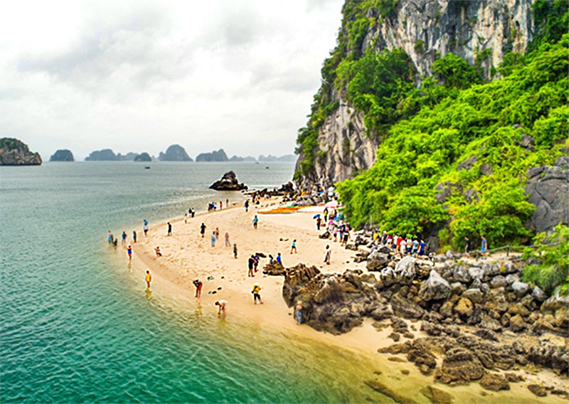 Lonely Planet bình chọn bãi biển Ti Tốp của Việt Nam vào Top 100 bãi biển tuyệt nhất thế giới 2024- Ảnh 1.