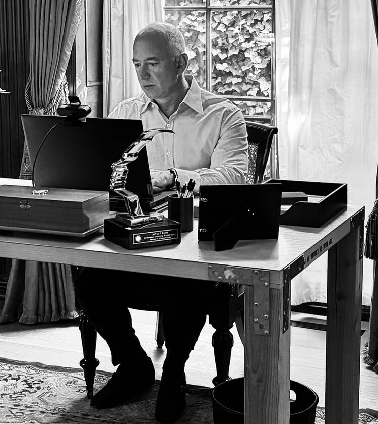 Tỷ phú Amazon Jeff Bezos gây sốt vì vẫn dùng chiếc bàn cũ kỹ tự chế 30 năm- Ảnh 1.