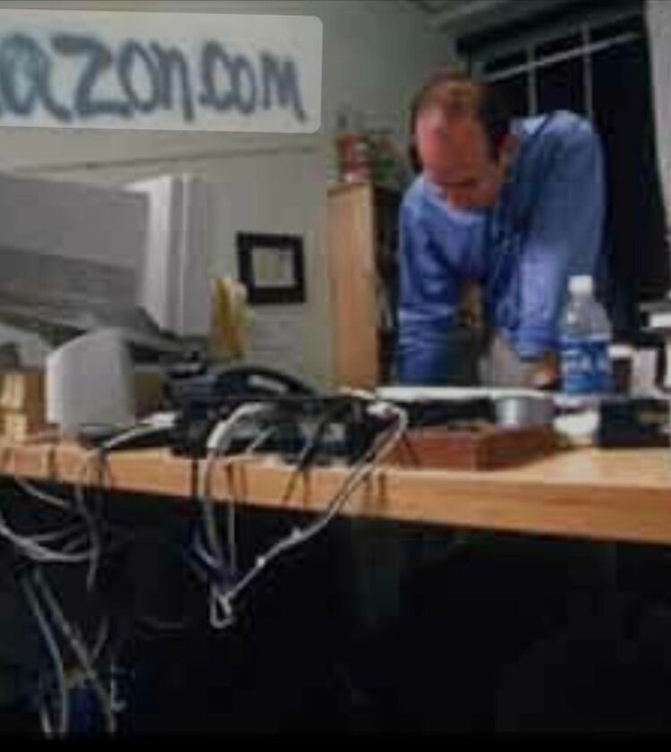Tỷ phú Amazon Jeff Bezos gây sốt vì vẫn dùng chiếc bàn cũ kỹ tự chế 30 năm- Ảnh 2.