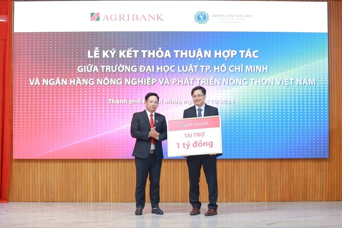 Agribank tặng gói tài trợ trị giá 01 tỷ đồng cho sinh viên Luật Thành phố Hồ Chí Minh - Ảnh 1.