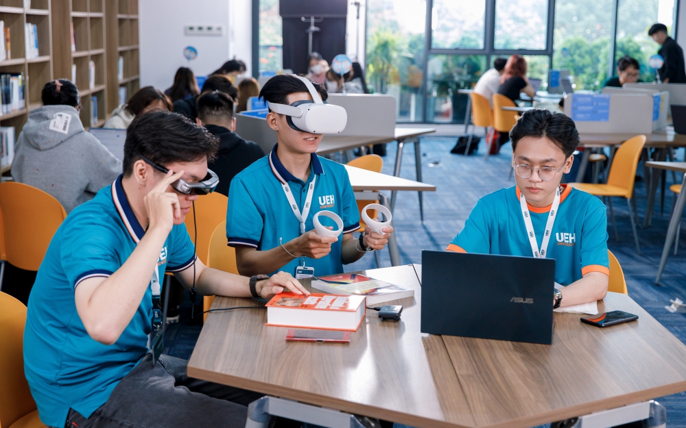 Đại học Kinh tế Thành phố Hồ Chí Minh trụ hạng Top 301-400 đại học hàng đầu thế giới - Ảnh 2.