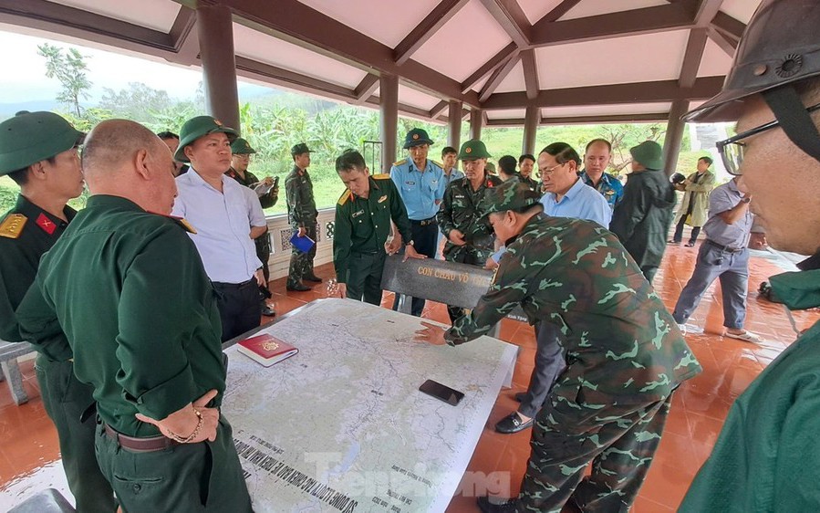 Đại tướng Phan Văn Giang khen ngợi 2 phi công kịp thời xử lý tình huống rơi máy bay ở Bình Định - Ảnh 4.