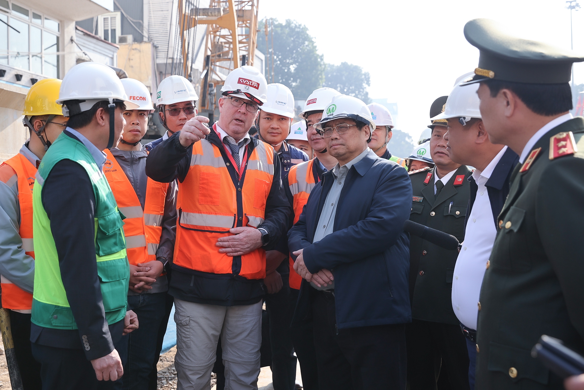 Thủ tướng Phạm Minh Chính kiểm tra, động viên người lao động làm việc xuyên Tết trên các công trình trọng điểm- Ảnh 3.