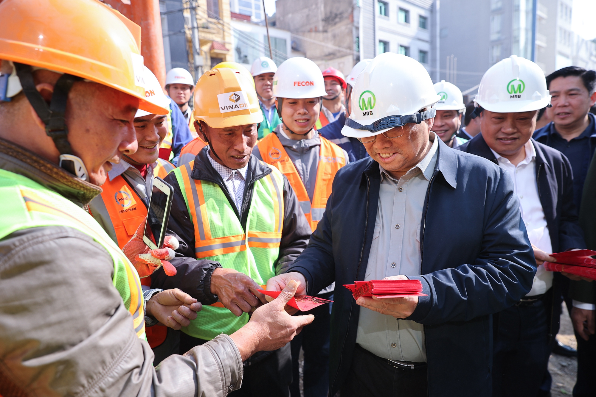 Thủ tướng Phạm Minh Chính kiểm tra, động viên người lao động làm việc xuyên Tết trên các công trình trọng điểm- Ảnh 4.