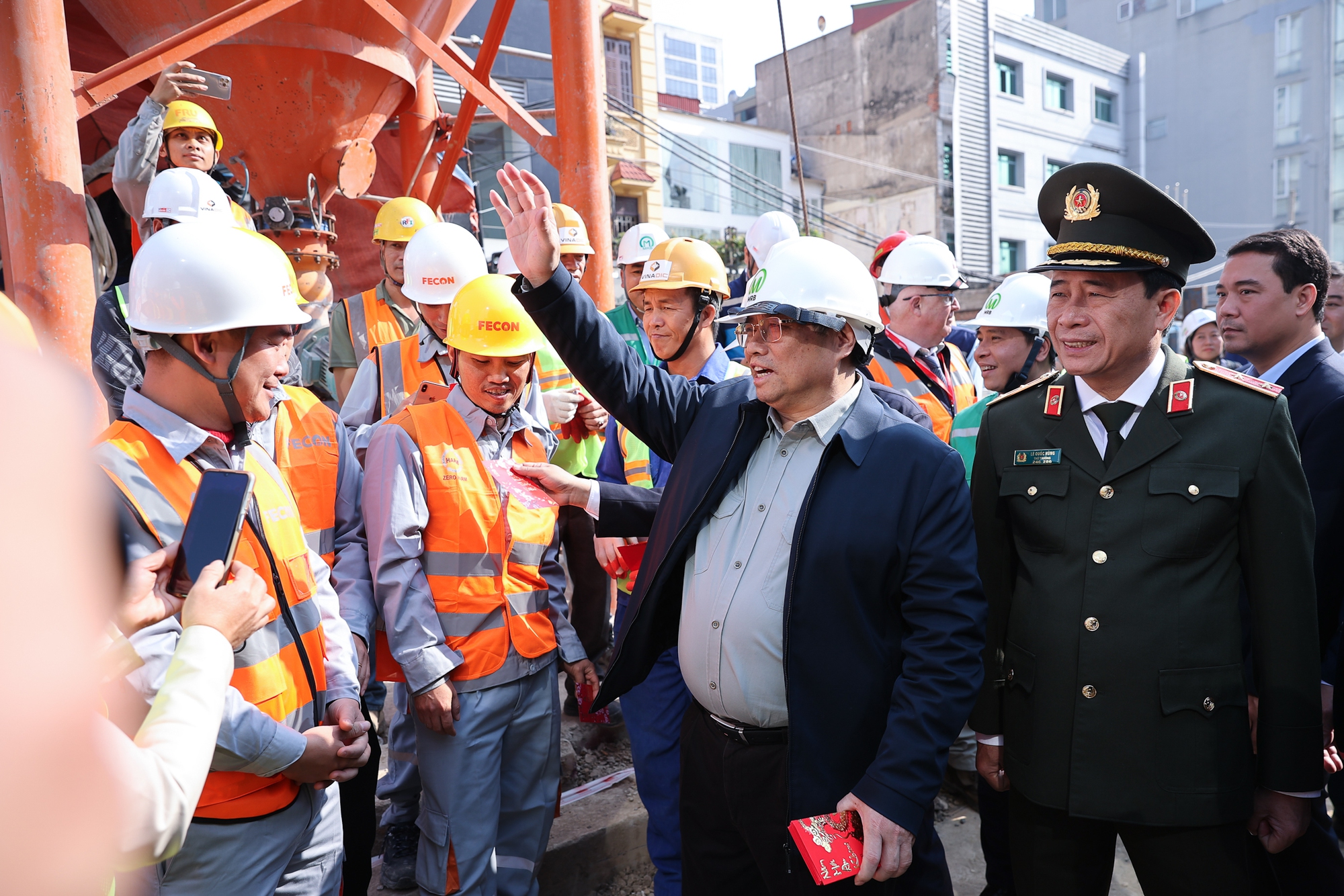 Thủ tướng Phạm Minh Chính kiểm tra, động viên người lao động làm việc xuyên Tết trên các công trình trọng điểm- Ảnh 5.