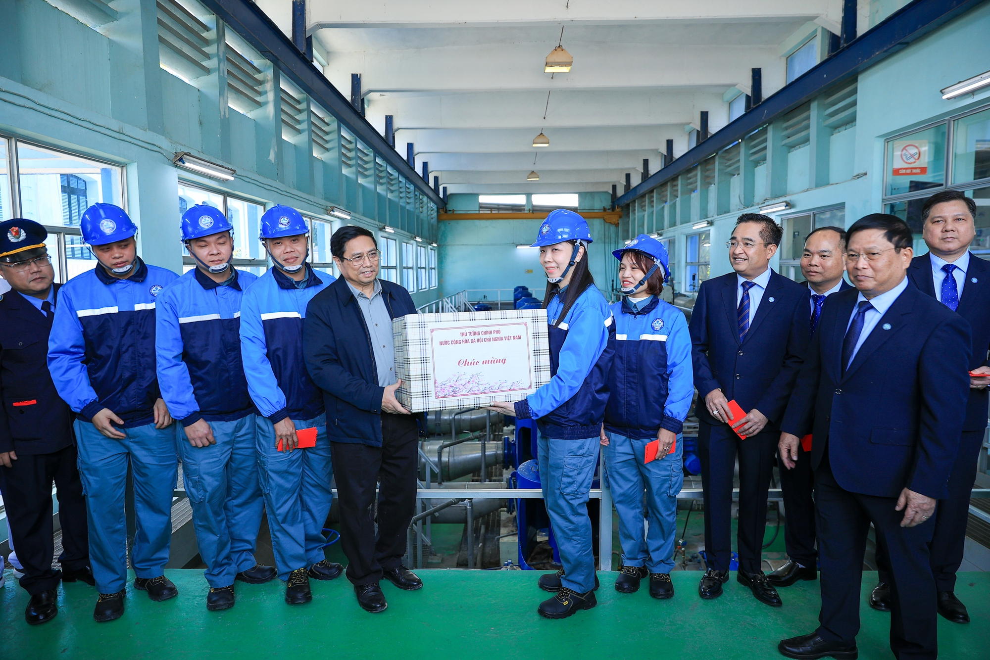 Thủ tướng Phạm Minh Chính kiểm tra, động viên người lao động làm việc xuyên Tết trên các công trình trọng điểm- Ảnh 11.