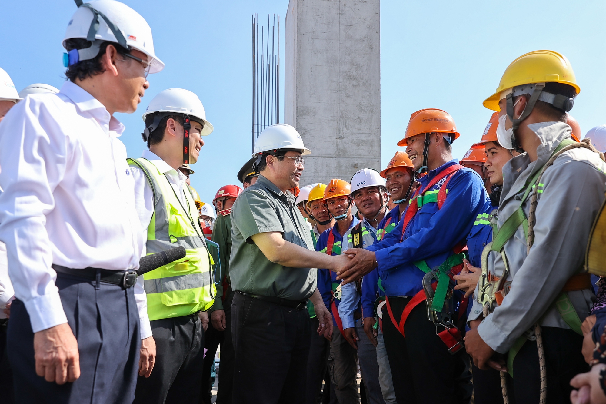 Thủ tướng Phạm Minh Chính kiểm tra, động viên người lao động làm việc xuyên Tết trên các công trình trọng điểm- Ảnh 12.