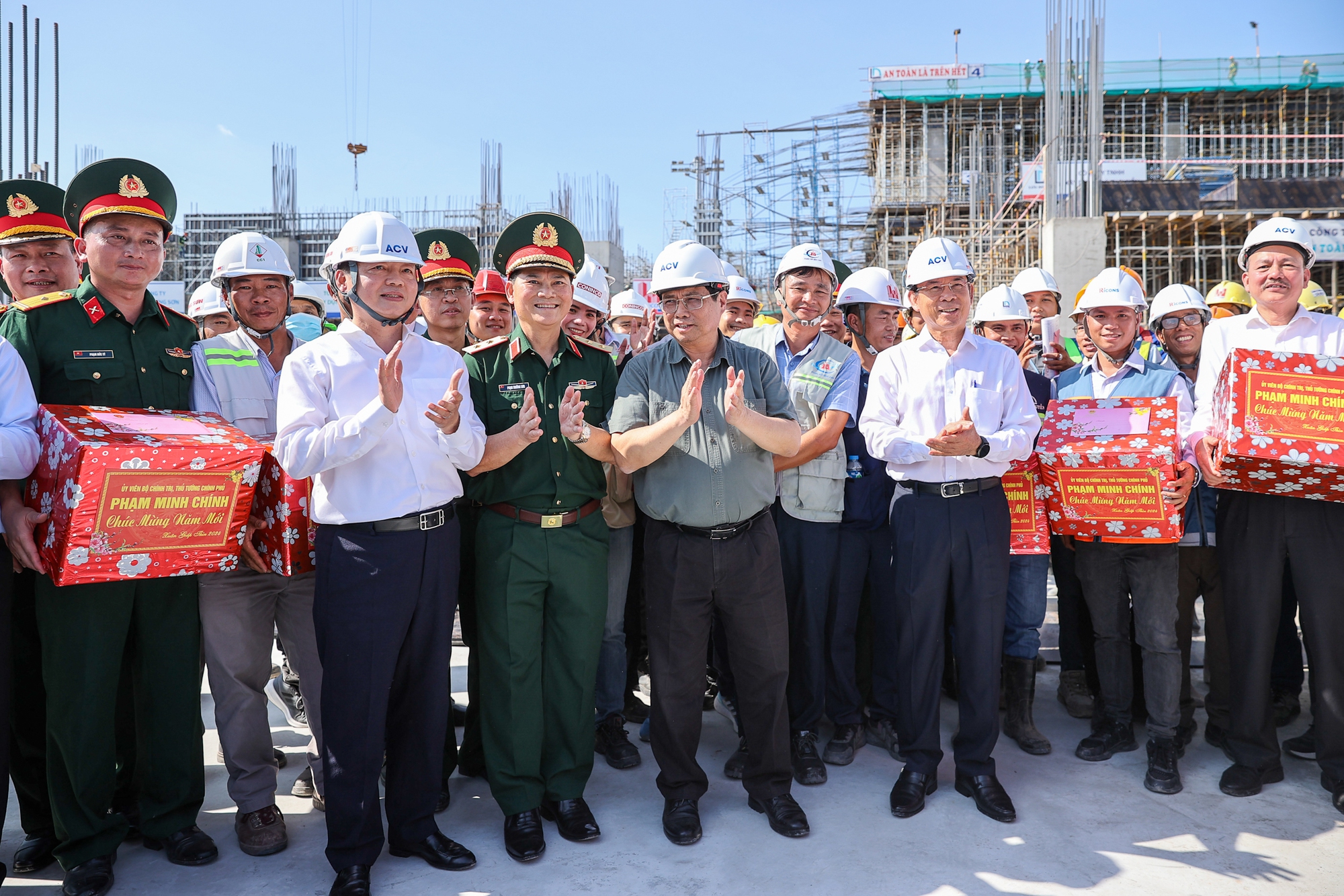 Thủ tướng Phạm Minh Chính kiểm tra, động viên người lao động làm việc xuyên Tết trên các công trình trọng điểm- Ảnh 18.