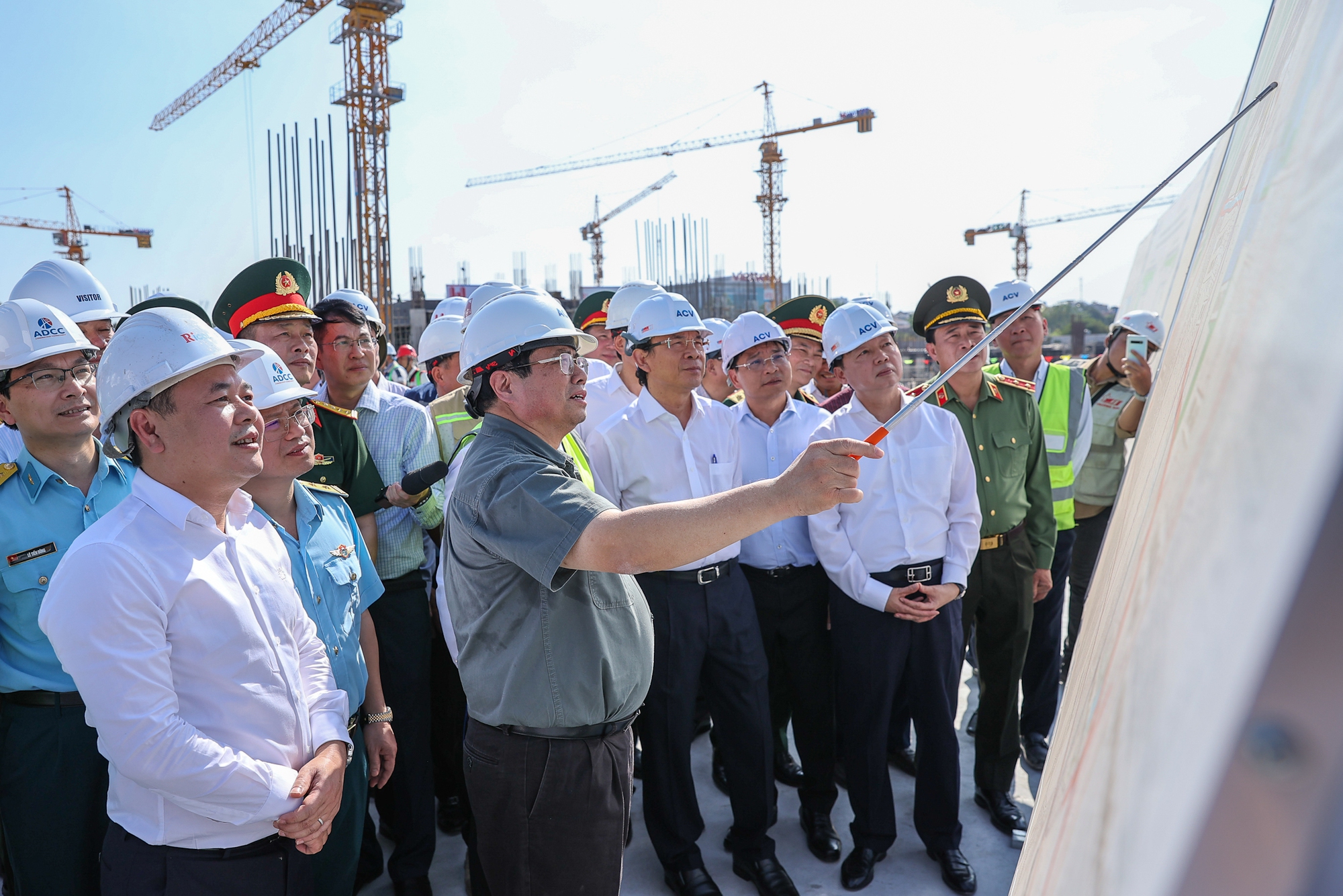 Thủ tướng Phạm Minh Chính kiểm tra, động viên người lao động làm việc xuyên Tết trên các công trình trọng điểm- Ảnh 13.