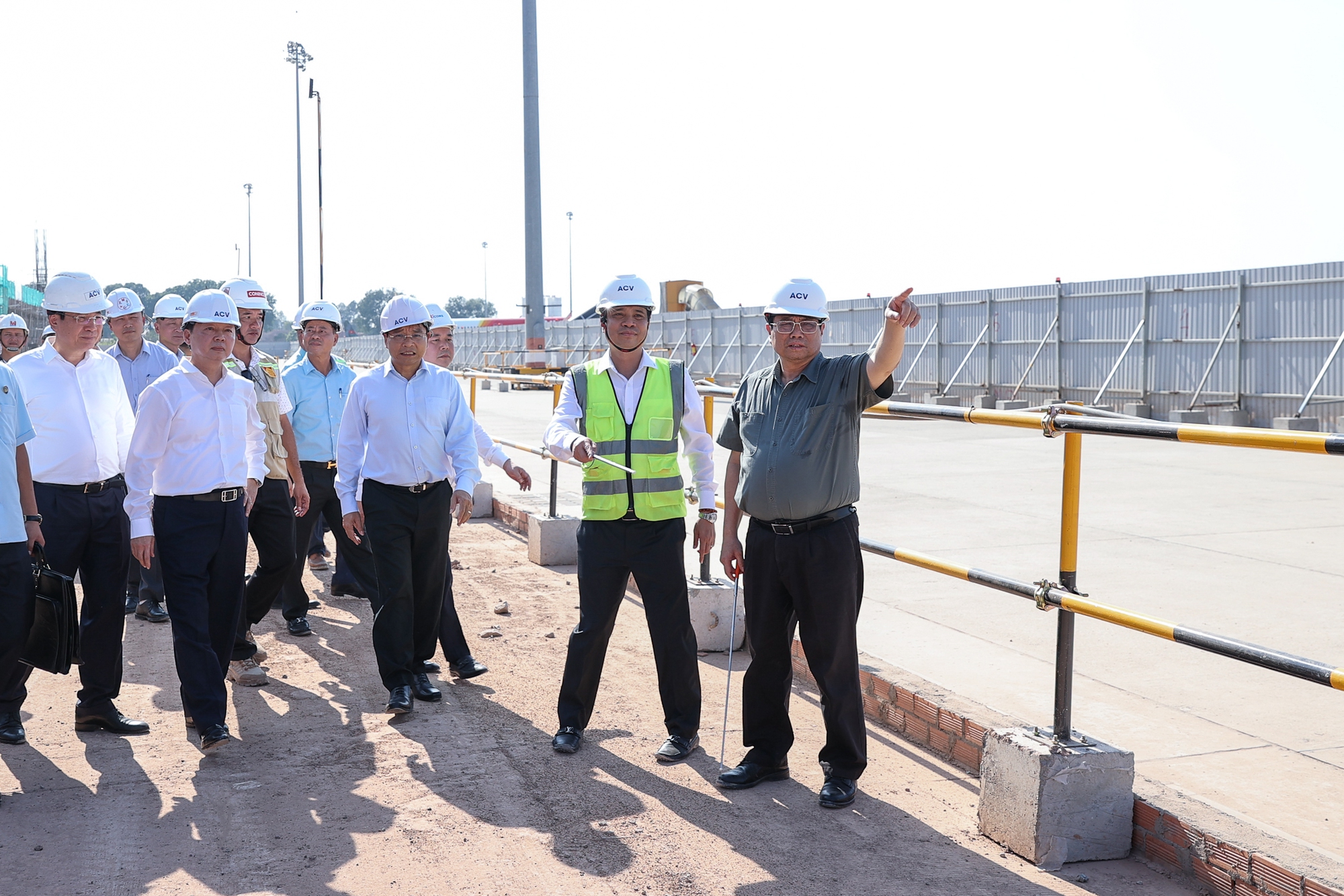 Thủ tướng Phạm Minh Chính kiểm tra, động viên người lao động làm việc xuyên Tết trên các công trình trọng điểm- Ảnh 16.