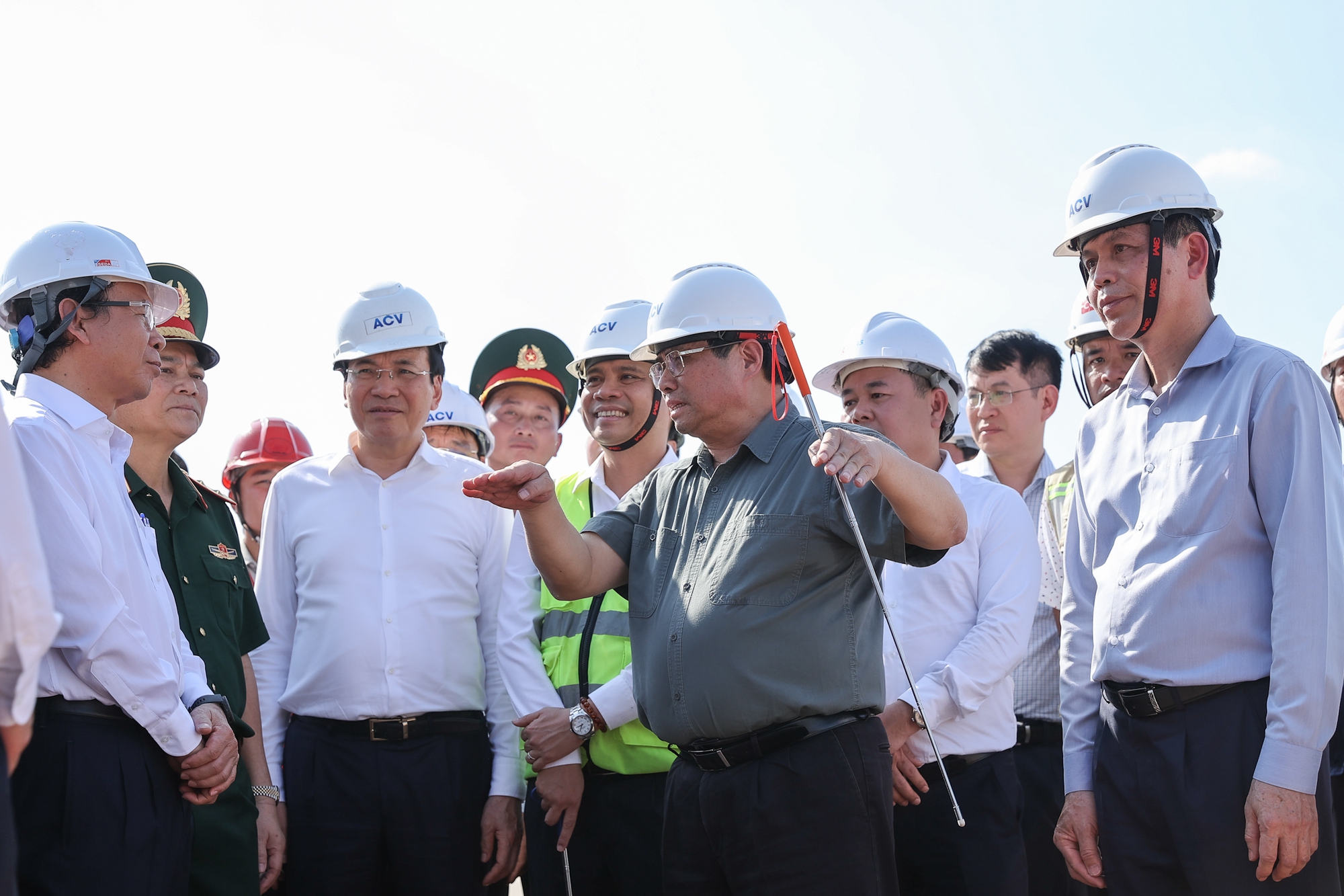 Thủ tướng Phạm Minh Chính kiểm tra, động viên người lao động làm việc xuyên Tết trên các công trình trọng điểm- Ảnh 15.