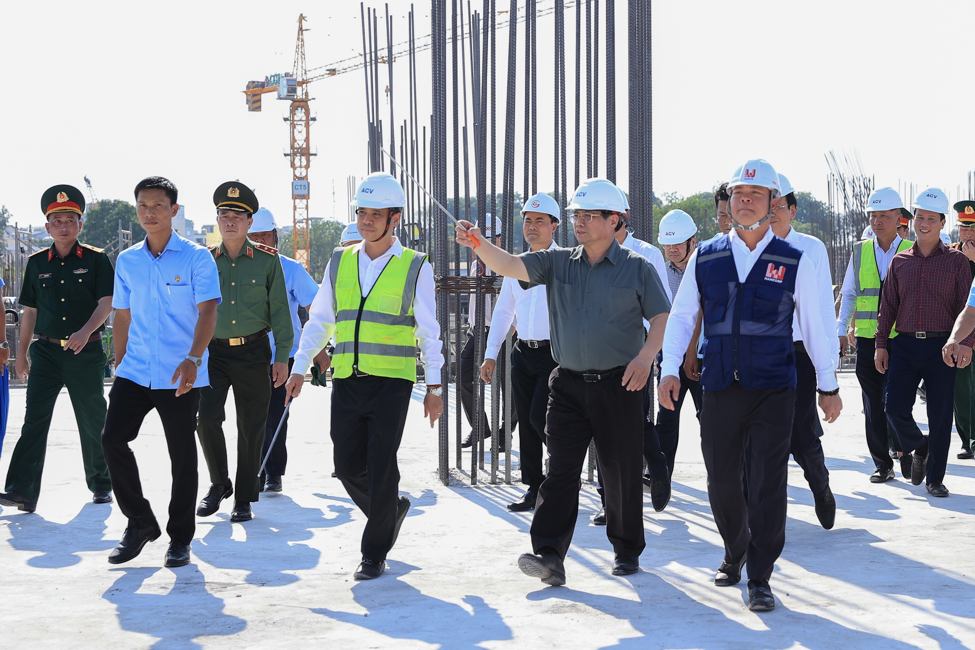 Thủ tướng Phạm Minh Chính kiểm tra, động viên người lao động làm việc xuyên Tết trên các công trình trọng điểm- Ảnh 17.