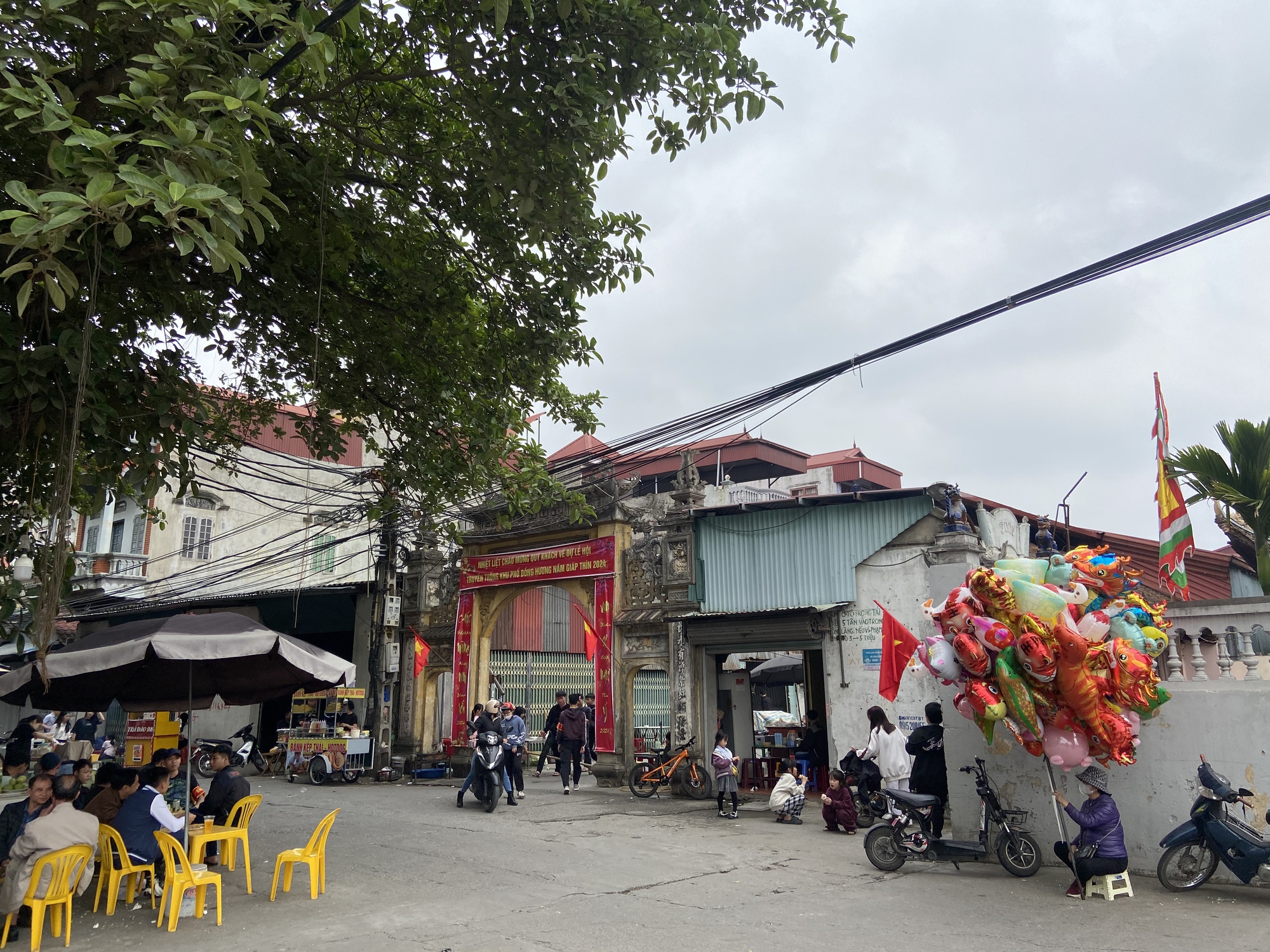Hội làng Đồng Hương sôi động với “đặc sản” các trận bóng chuyền- Ảnh 1.